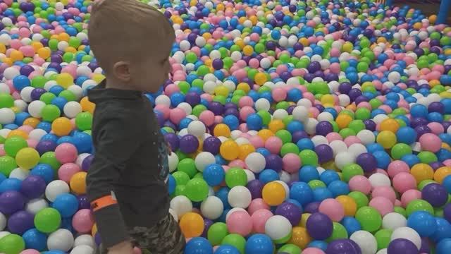 ИГРЫ В ПАРКЕ РАЗВЛЕЧЕНИЙ|ПРЫЖКИ НА БАТУТАХ|КАТАНИЯ С ГОРКИ|КАЛИНКА МАЛИНКА НА ВОДЕ