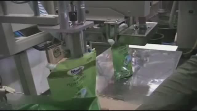 Полуавтомат для розлива жидких и запайки пакетов дой-пак со штуцером смотреть онлайн