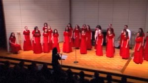 Американский хор девочек исполняет советскую песню "Прекрасное Далёко" на русском