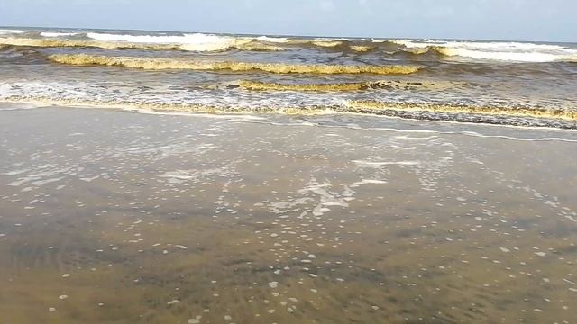 Гоа, Арамболь. Рыжие волны в океане. Причина такого цвета волн не ясна.