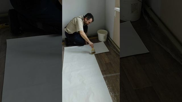 Я мажу. Как поднять себе настроение вовремя подготовки обоев к наклеиванию. Распелся не на шутку смотреть онлайн