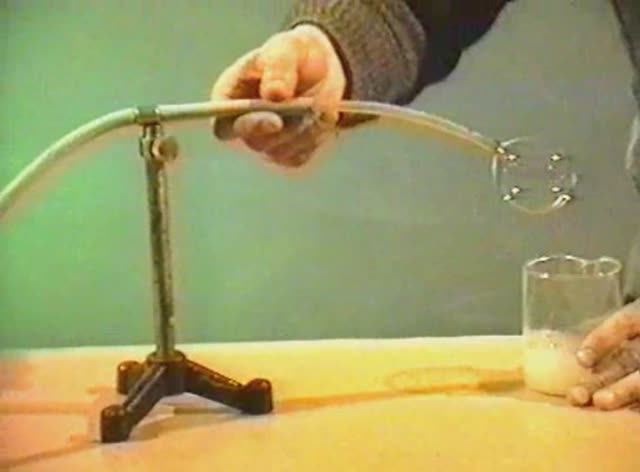 Физика. Опыты. Механика сплошных сред. Атмосферное давление. Подъем пузырей с газом смотреть онлайн