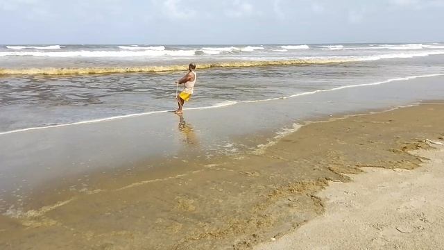 Гоа, Арамболь. Рыжие волны в океане.