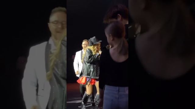 60-летняя Маша Распутина вышла на сцену в цветастом мини смотреть онлайн