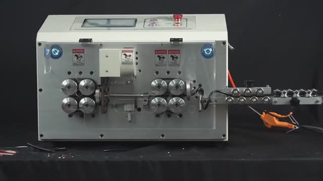 Работа автоматической машины мерной резки и зачистки многожильного кабеля HS-HT5 смотреть онлайн