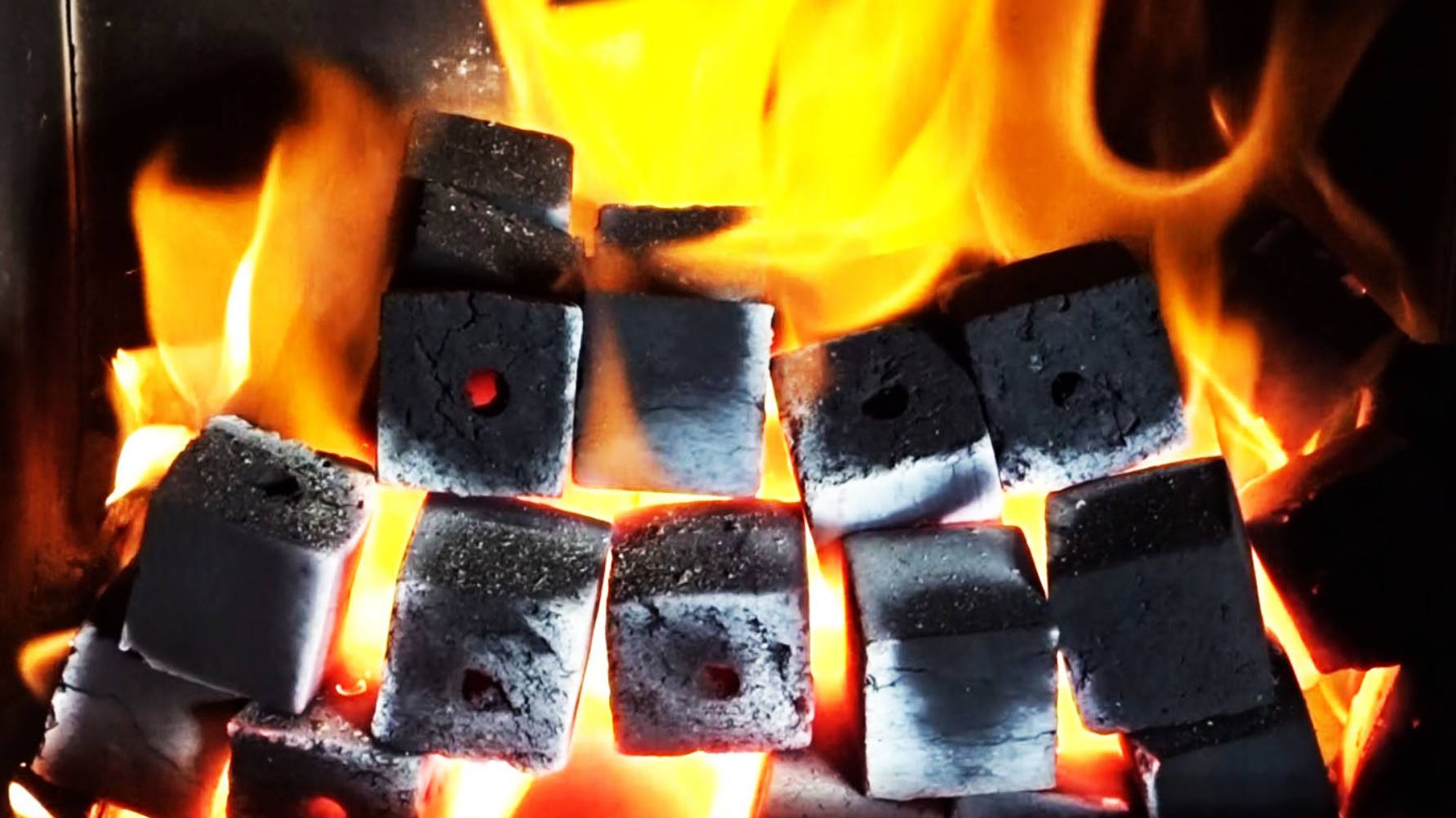 Тестирую кокосовые и древесные брикеты на температуру и длительность горения при одинаковых условиях