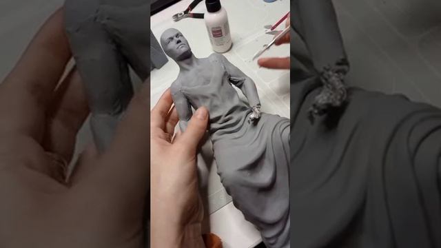 Захватывающий процесс лепки фигуры из глины смотреть онлайн