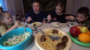 мукбанг котлеты, салат и гарнир на выбор