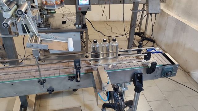 Наклеивание этикетки c куар кодом на бутылку - EtiKon.ru смотреть онлайн