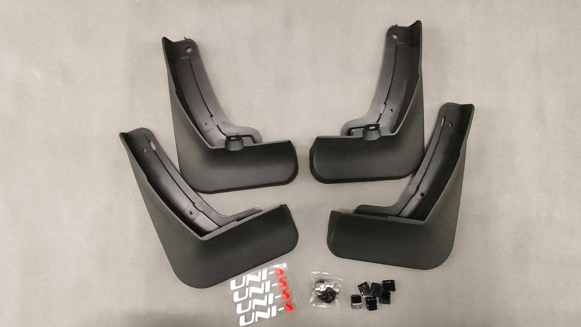 Брызговики с красным логотипом для Changan UNI-S