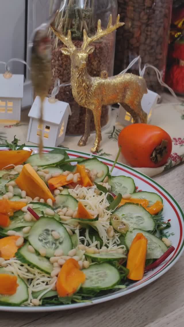 Поразительно вкусный и полезный салат с хурмой - идеально для праздничного стола! Новогоднее меню смотреть онлайн