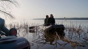 ЗЕМЛЯНКА У РЕКИ  ВЕСНОЙ В ЛЕСУ