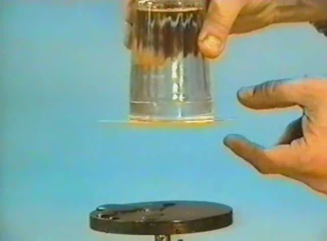 Физика. Опыты. Механика сплошных сред. Атмосферное давление. Переворачивание стакана с водой смотреть онлайн