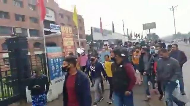 corona cases ko dekhte BBD University Lucknow me protest karte students смотреть онлайн