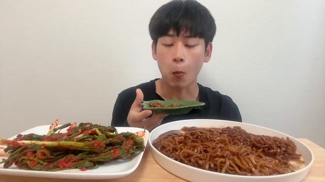 ASMR 퇴근길 저녁은 라면 끓여서 파김치랑 먹기🍜 짜파게티 파김치 먹방 Chapagetti green onion kimchi MUKBANG смотреть онлайн