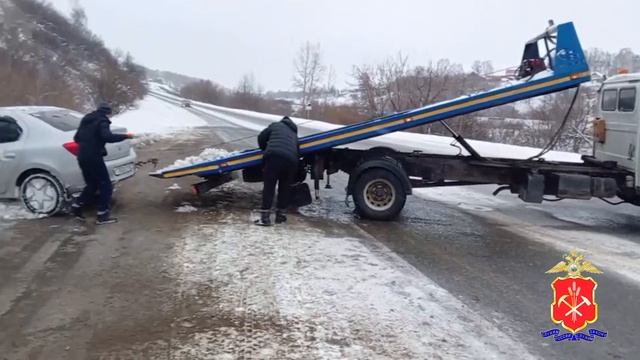 В Новокузнецке сотрудники госавтоинспекции оказали помощь семейной паре смотреть онлайн