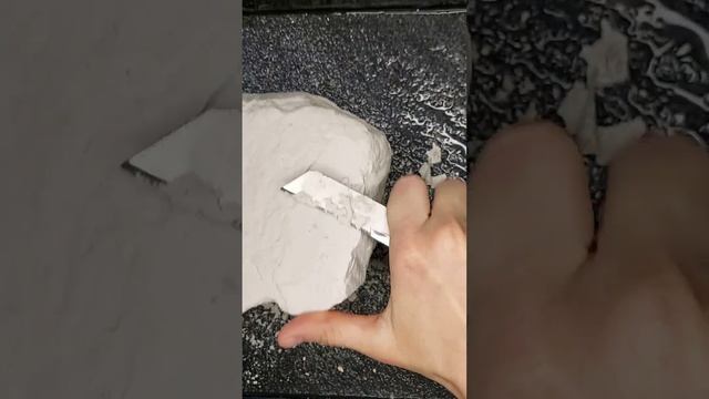 ASMR ~ CRUNCH CHALK. АСМР ~ Резка мела. Замачивание мела. приятные звуки воды #shorts смотреть онлайн