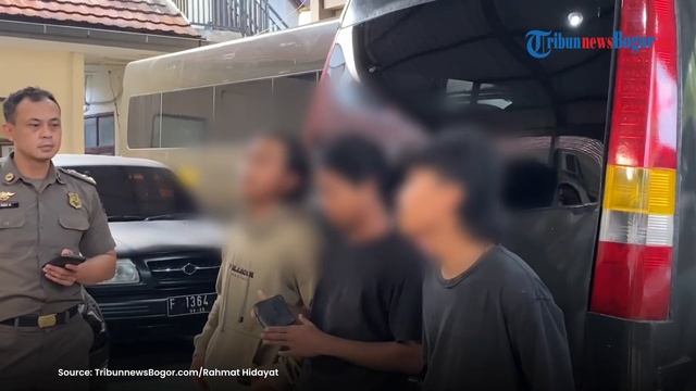 3 Pelaku Lempar Busa ke Kaca Mobil di Yasmin Menyerahkan Diri, Dihukum Push-up Oleh Satpol PP смотреть онлайн