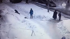 Глыба льда упала на четырёхлетнего ребёнка!