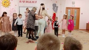 Конкурс - узнай ребенка по рукам.Утренник в детском саду.