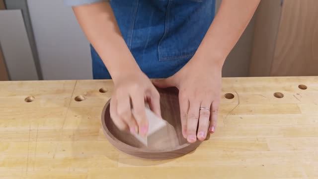 Делаем деревянный поднос - Механизм точной регулировки с помощью винтов [ЛАЙФХАК] смотреть онлайн