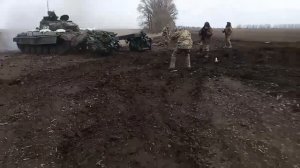 Танк-разминировщик ВСУ наехал на мину прямо перед пехотой .