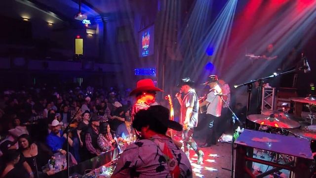 Neon Moon La Energía Norteña смотреть онлайн