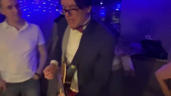 Песни под гитару на корпоративе в маленьком ресторанчике