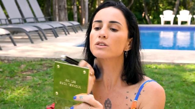 Maquillaje de playa con un toque de azul. смотреть онлайн