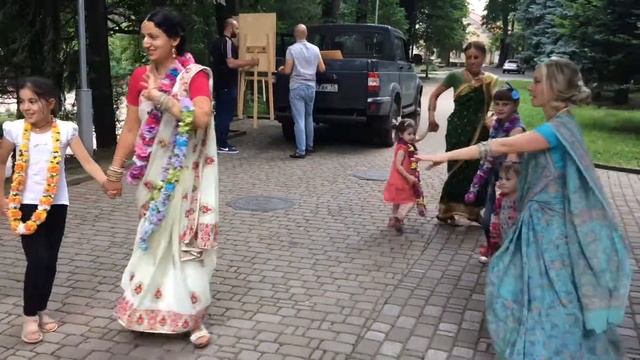 Святое Имя на фестивале Йогов смотреть онлайн