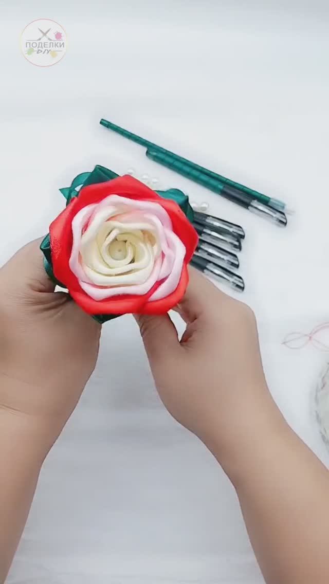 Роза из атласной ленты. Подарок своими руками. Очень простой способ изготовления розочки из ленты смотреть онлайн