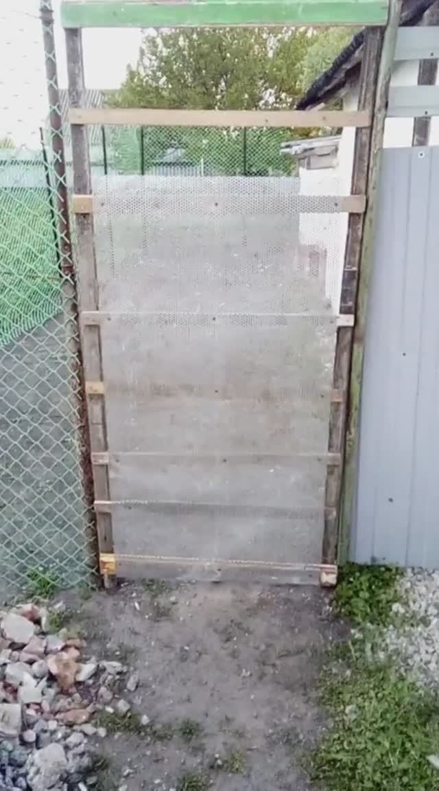 Двери из хлама в курятник