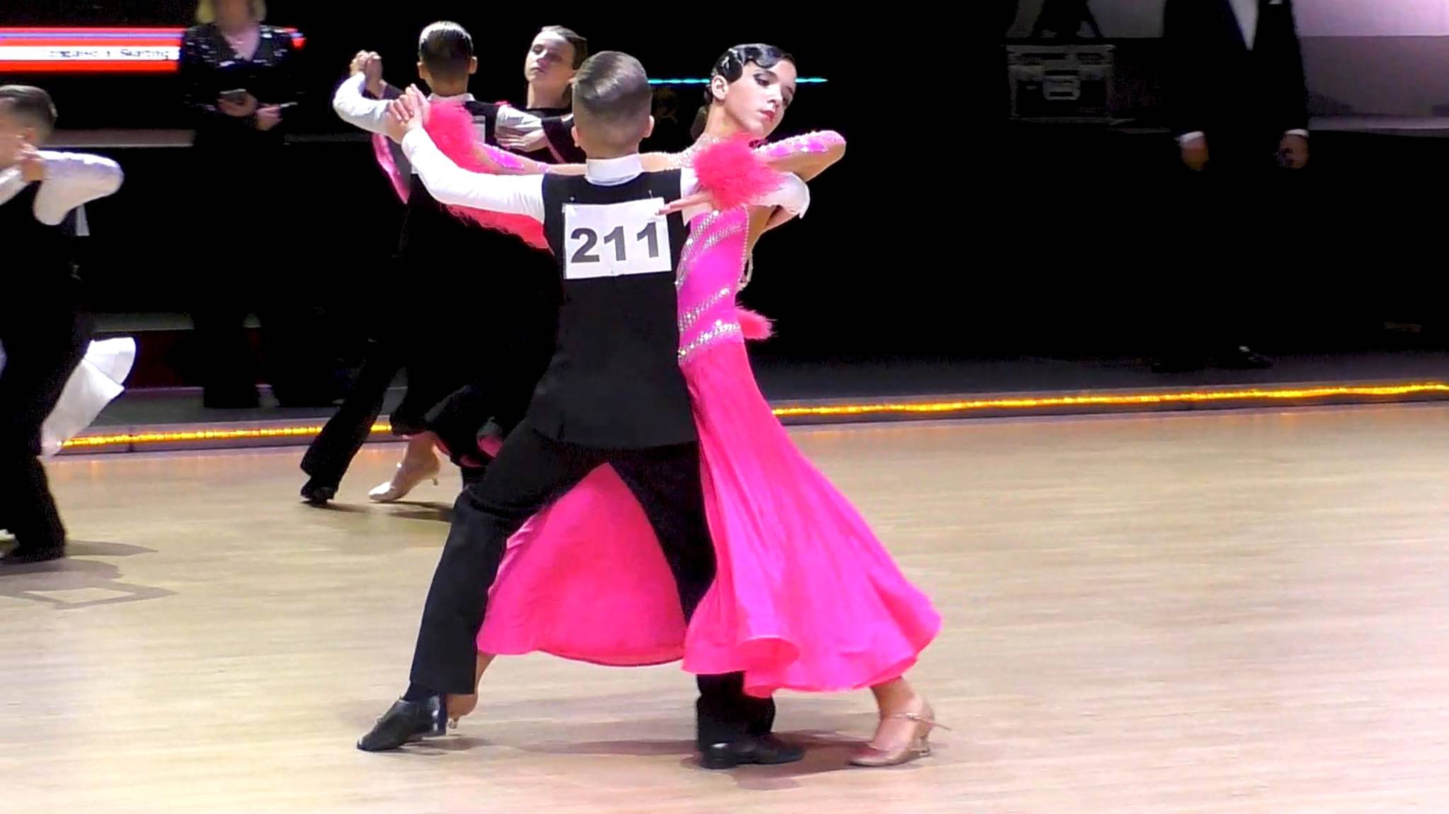 Юниоры-1 St (E) 1/2: медленный вальс, танго, квикстеп. Kinezis Cup 2024 / бальные танцы смотреть онлайн