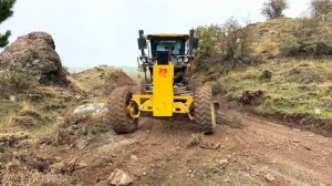 Грейдер John Deere 670 GP восстанавливает дорогу.