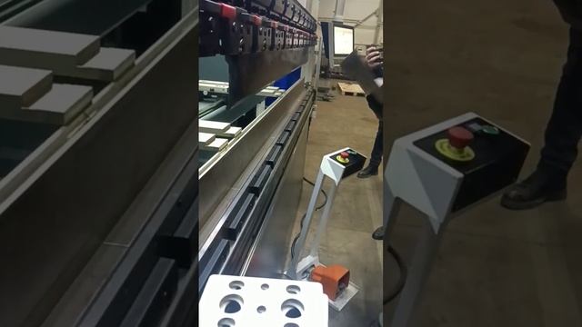 Гибка металла на гидравлическом листогибочном прессе KRRASS PBS 135/3200 4 axis смотреть онлайн