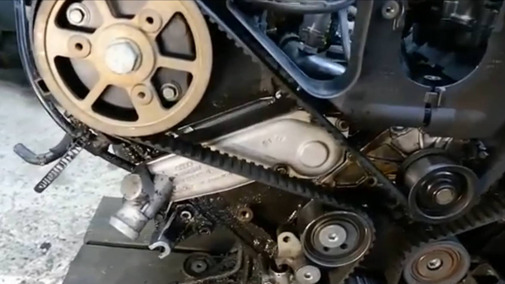 Замена термостата без снятия ГРМ. Audi A6C5 2.5TDI V6 смотреть онлайн