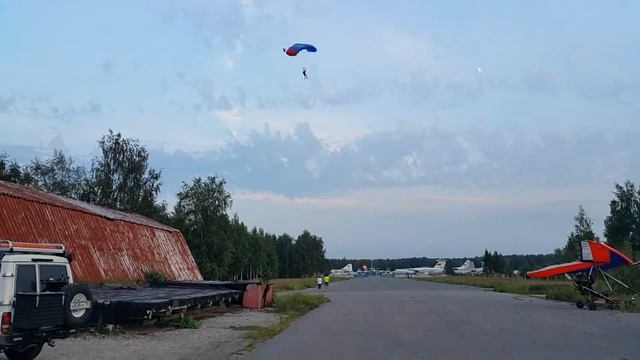 Прыжок с дельталета 145 метров смотреть онлайн