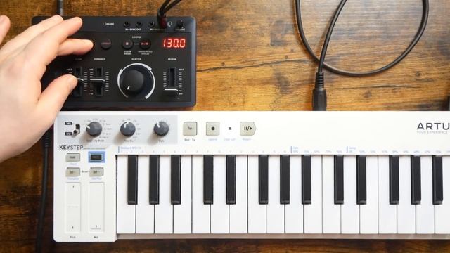 How to Use Roland E-4 With a MIDI Keyboard смотреть онлайн
