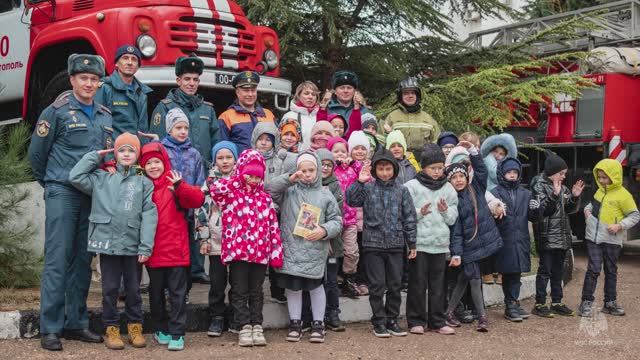 Экскурсия с МЧС России полезная и интересная: севастопольские первоклашки побывали в части пожарных смотреть онлайн