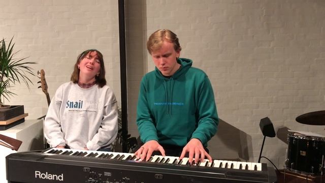 Lunchandakt 30 april. Ester Lundqvist och Ludvig Ingemarsson delar en stund av lovsång och bön. смотреть онлайн