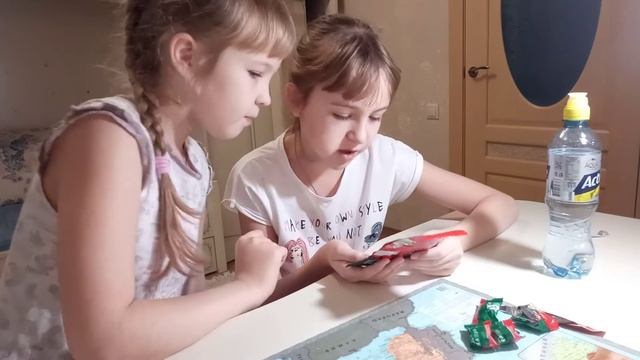ПРОБУЕМ РАЗНЫЕ ВКУСНЯШКИ. Алёна даже покраснела от такой кислоты смотреть онлайн