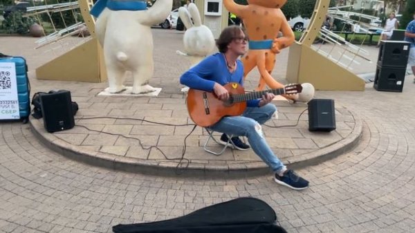 Испанская гитара уличный музыкант в Сочи