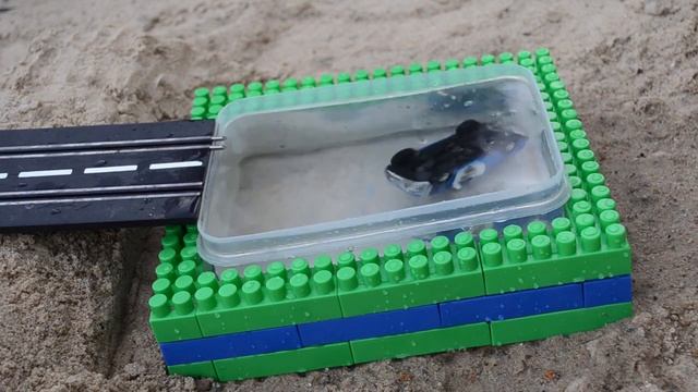 Машинки съезжают в воду с трамплина смотреть онлайн