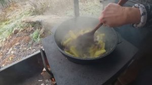 Оксана и Витас готовят Зимние опята с картошкой. Беседы за обедом'