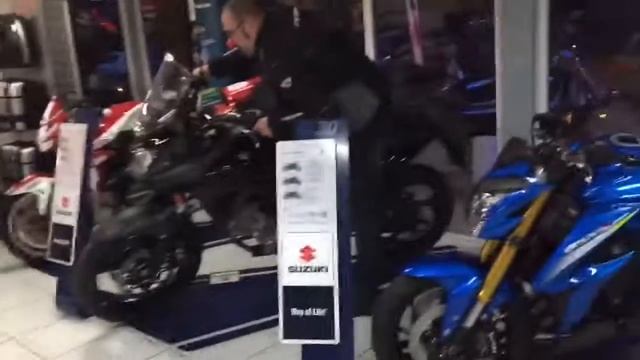 Mannequinchallenge Moto Axxe Mont de Marsan (Vincent Motos) смотреть онлайн