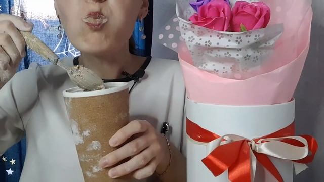 Кофе с молоком и хрустящими печеньками. Coffee with milk and crispy cookies смотреть онлайн