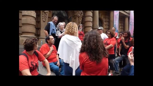 Atriz DULCE MUNIZ na Caminhada da Resistência смотреть онлайн