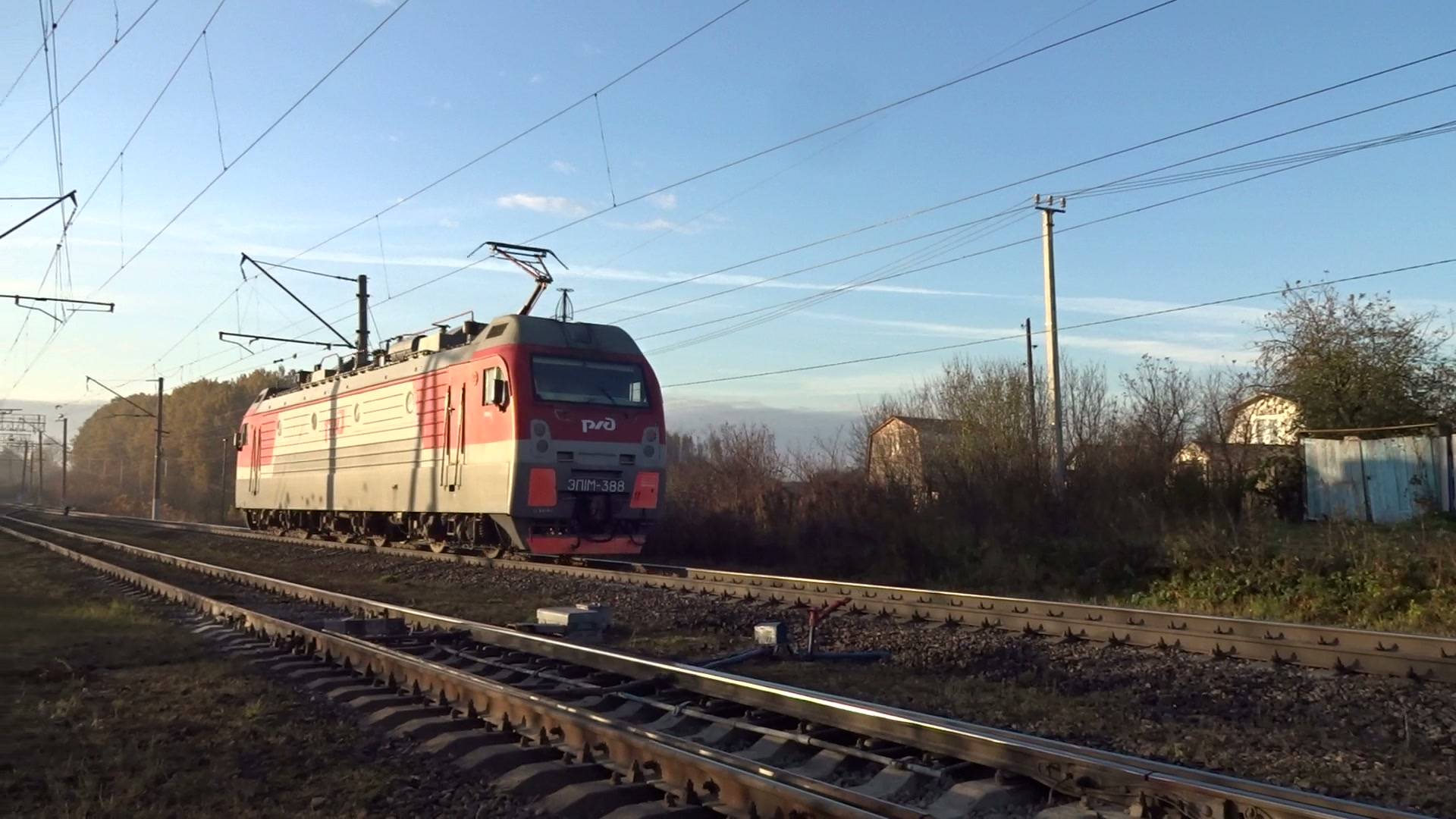 Электровоз ЭП1М-388 следует резервом по станции Окская смотреть онлайн