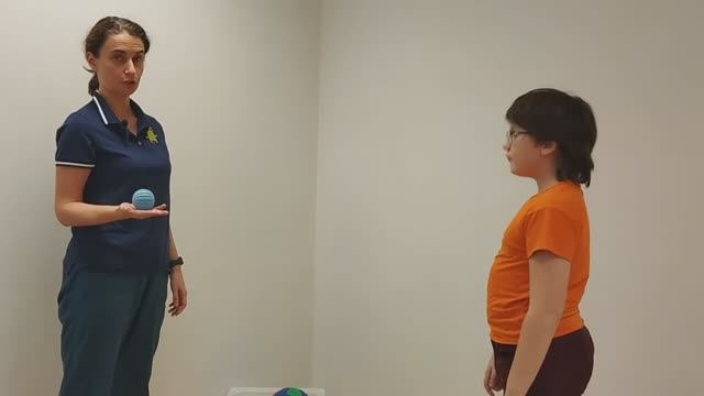 Игры с мячом для развития мелкой и крупной моторики. Ловим маленький мяч