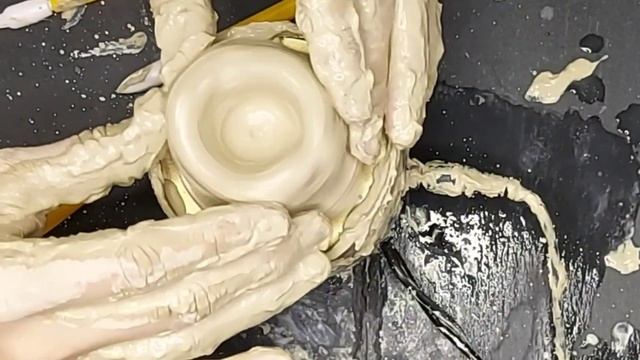 АСМР ~ Гончарный круг Леплю горшочек из глины. смотреть онлайн
